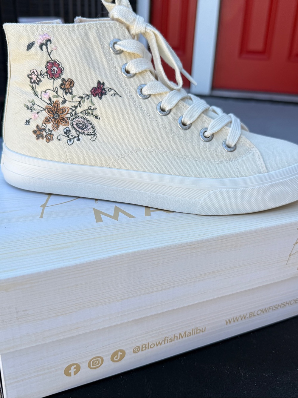 “Catch Sun” canvas high top sneaker